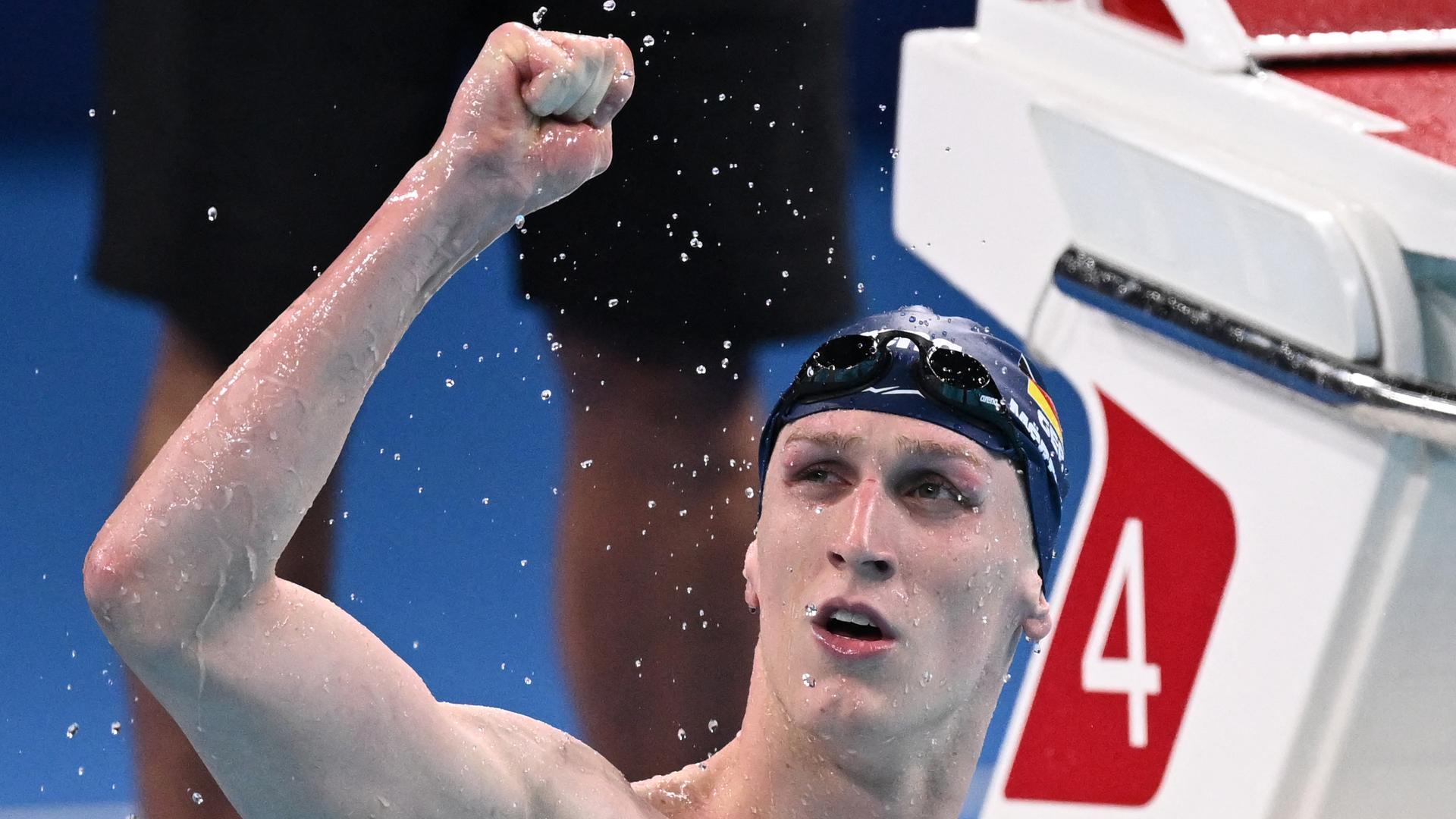 Das Bild zeigt den deutschen Schwimmer Lukas Märtens nach dem Gewinn der Goldmedaille über 400 Meter Freistil bei den Olympischen Spielen in Paris. Er reckt den Arm als Zeichen des Sieges. 