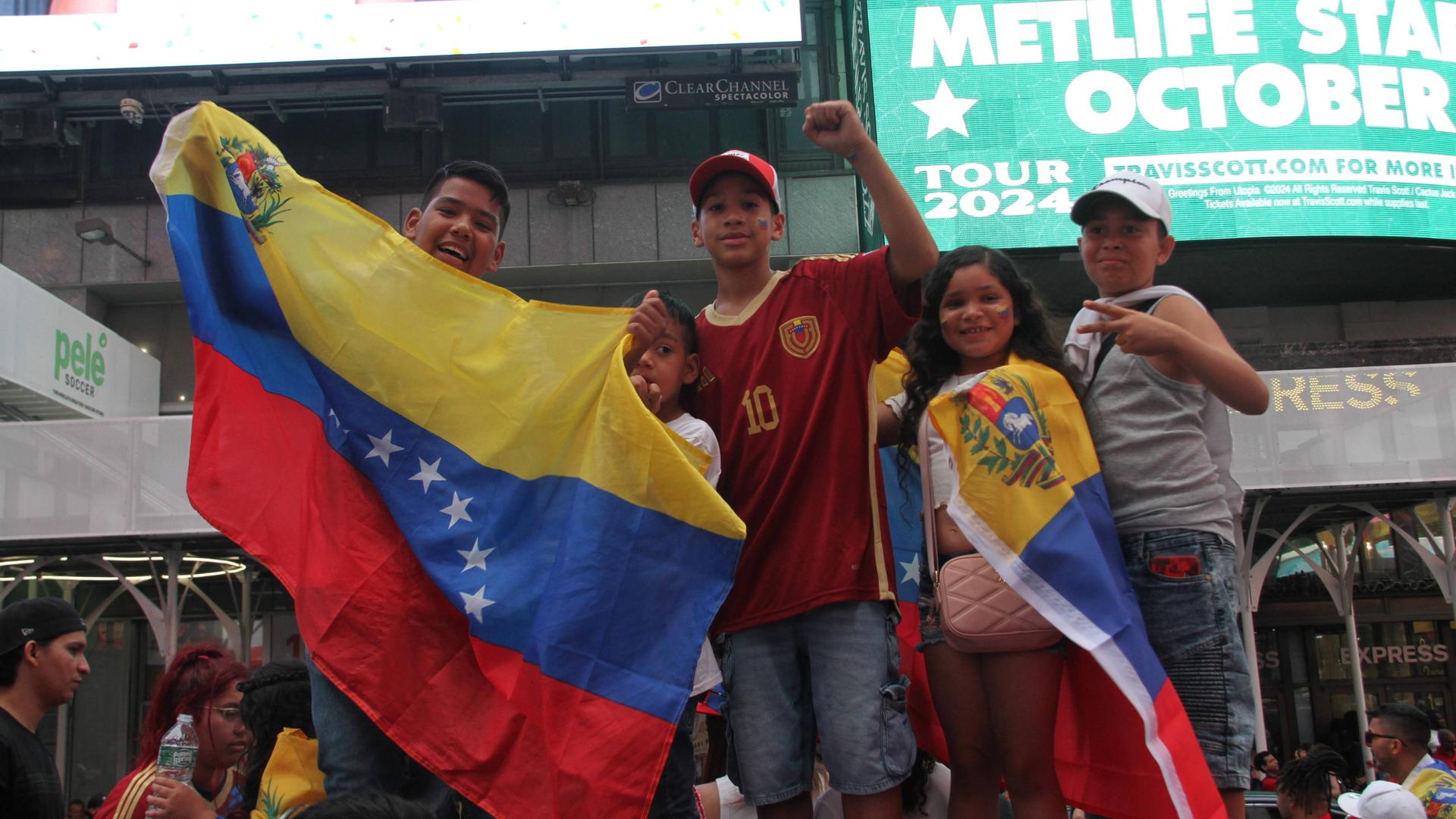 Aufnahme der Oppositionspartei Unitaria Democrática in New York. Amtsinhaber Nicolás Maduro wurde mittlerweile von Venezuelas Wahlkommission zum Sieger erklärt.