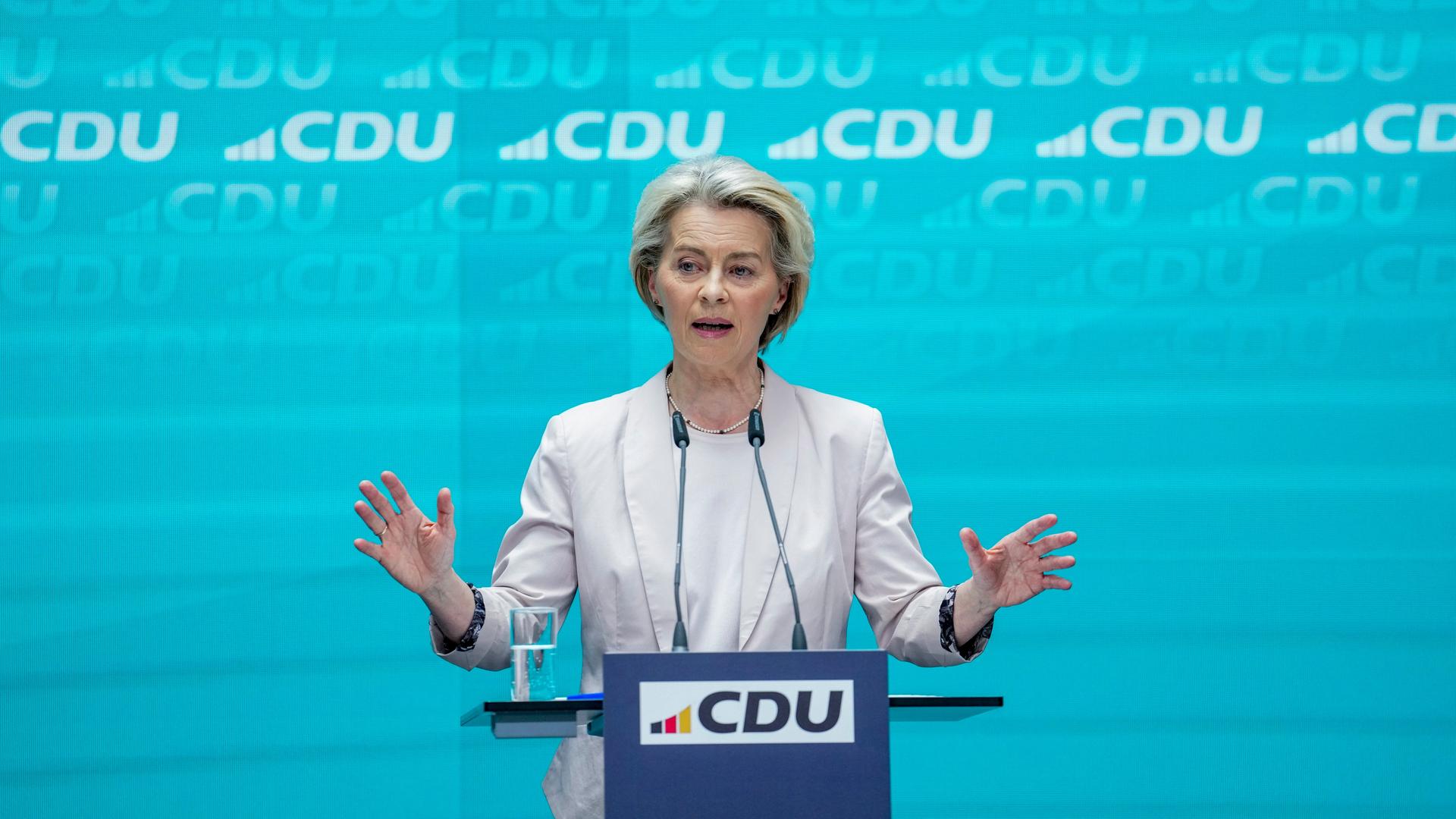 EU-Kommissionspräsidentin von der Leyen spricht auf einer Pressekonferenz in Berlin.