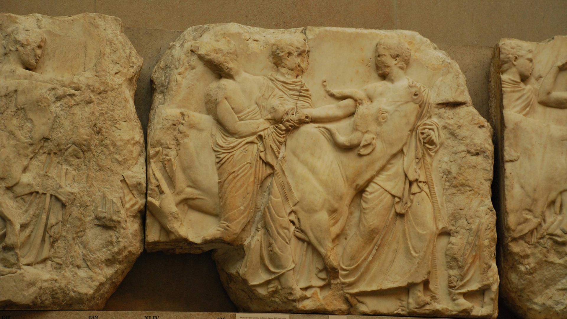 Ein Ausschnitt aus dem Fries des Parthenon Tempels der Akropolis im British Museum in London Ein Ausschnitt aus dem Fries des Parthenon Tempels der Akropolis im British Museum in London