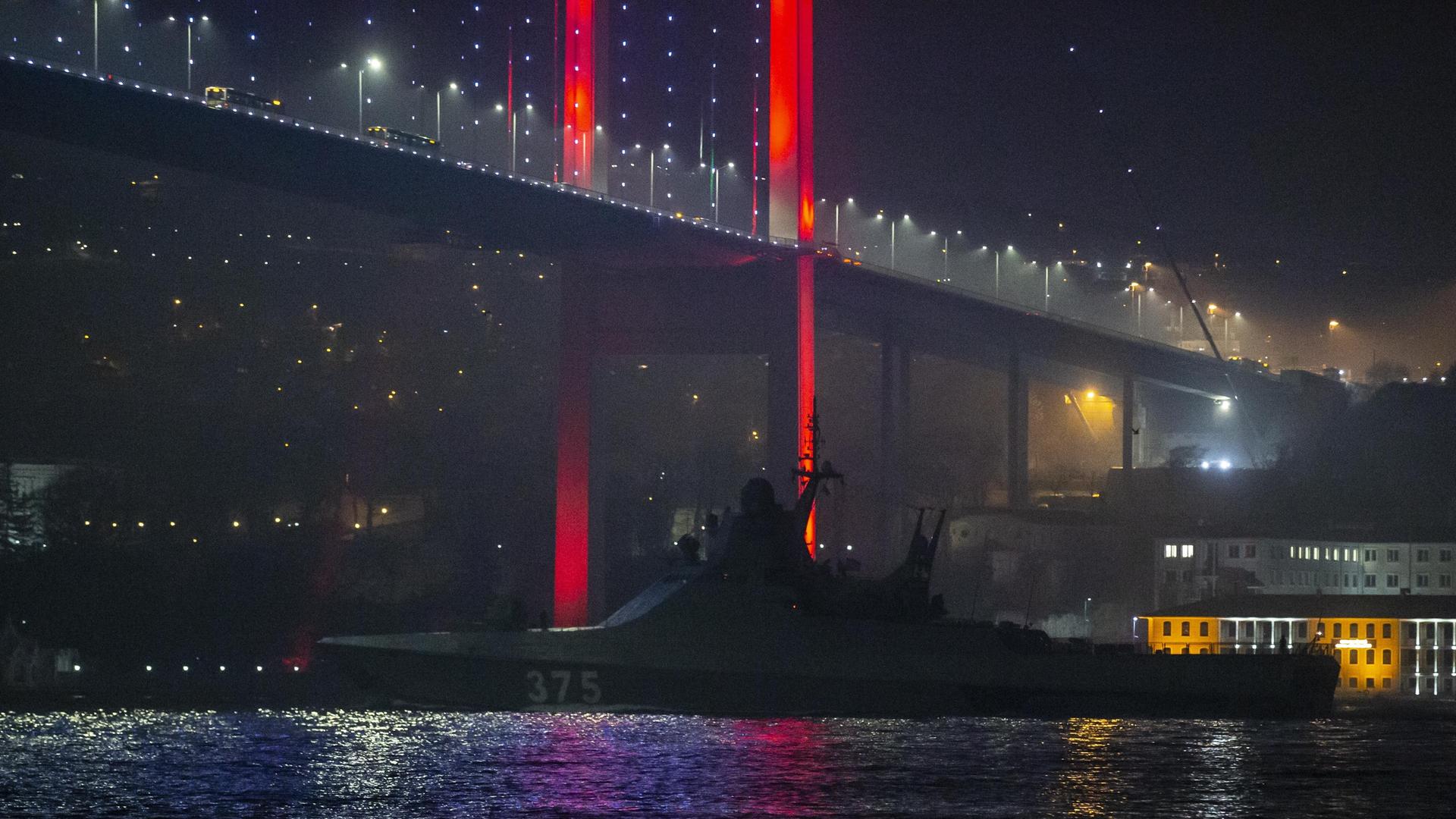 Ein russisches Marineschiff passierte die Meerenge am Bosporus in der Türkei Ein russisches Marineschiff passierte die Meerenge am Bosporus in der Türkei