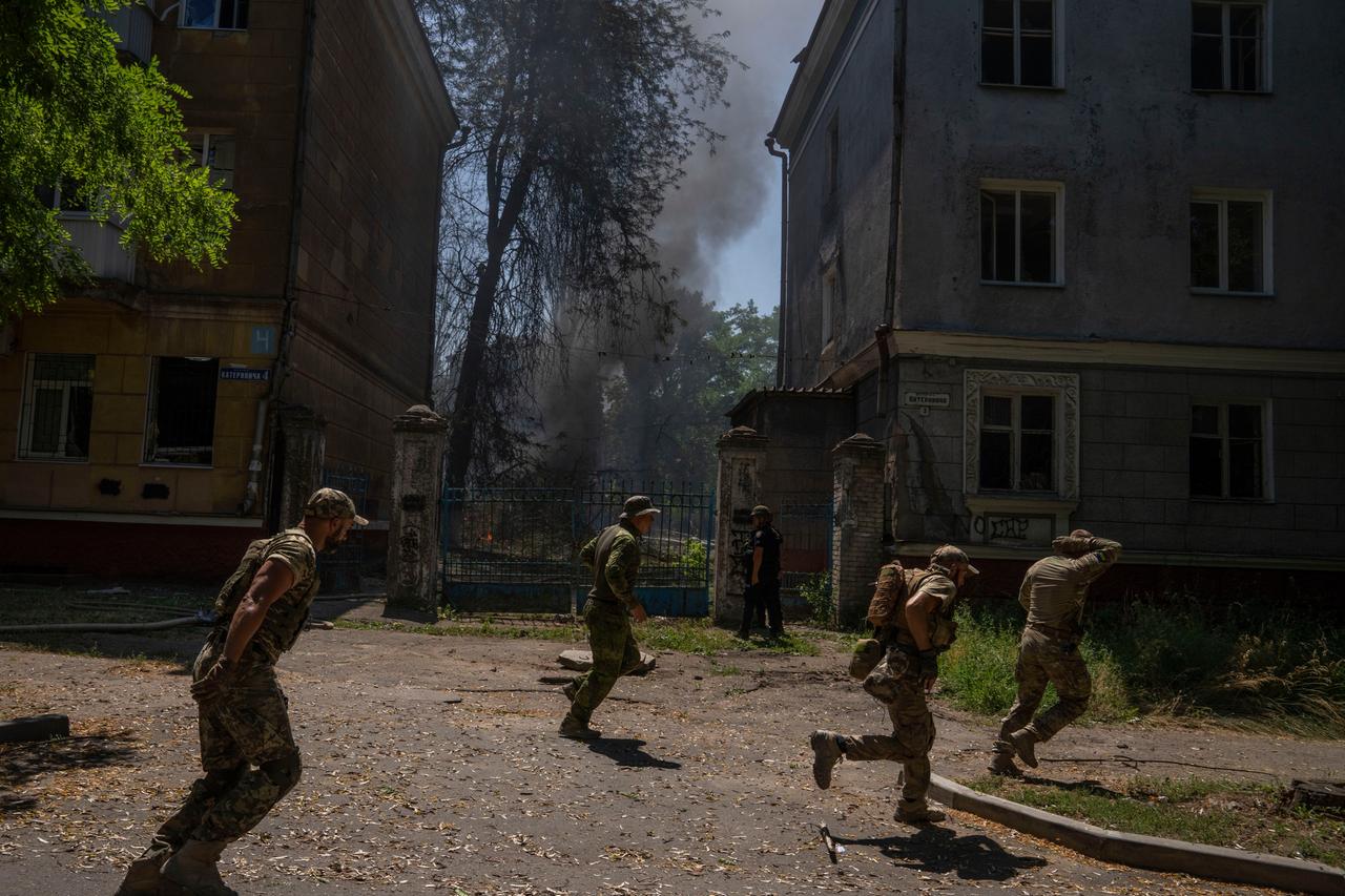 Kramatorsk, Ukraine: Ukrainische Soldaten rennen vor zerstörten Gebäuden nach einem Anschlag 