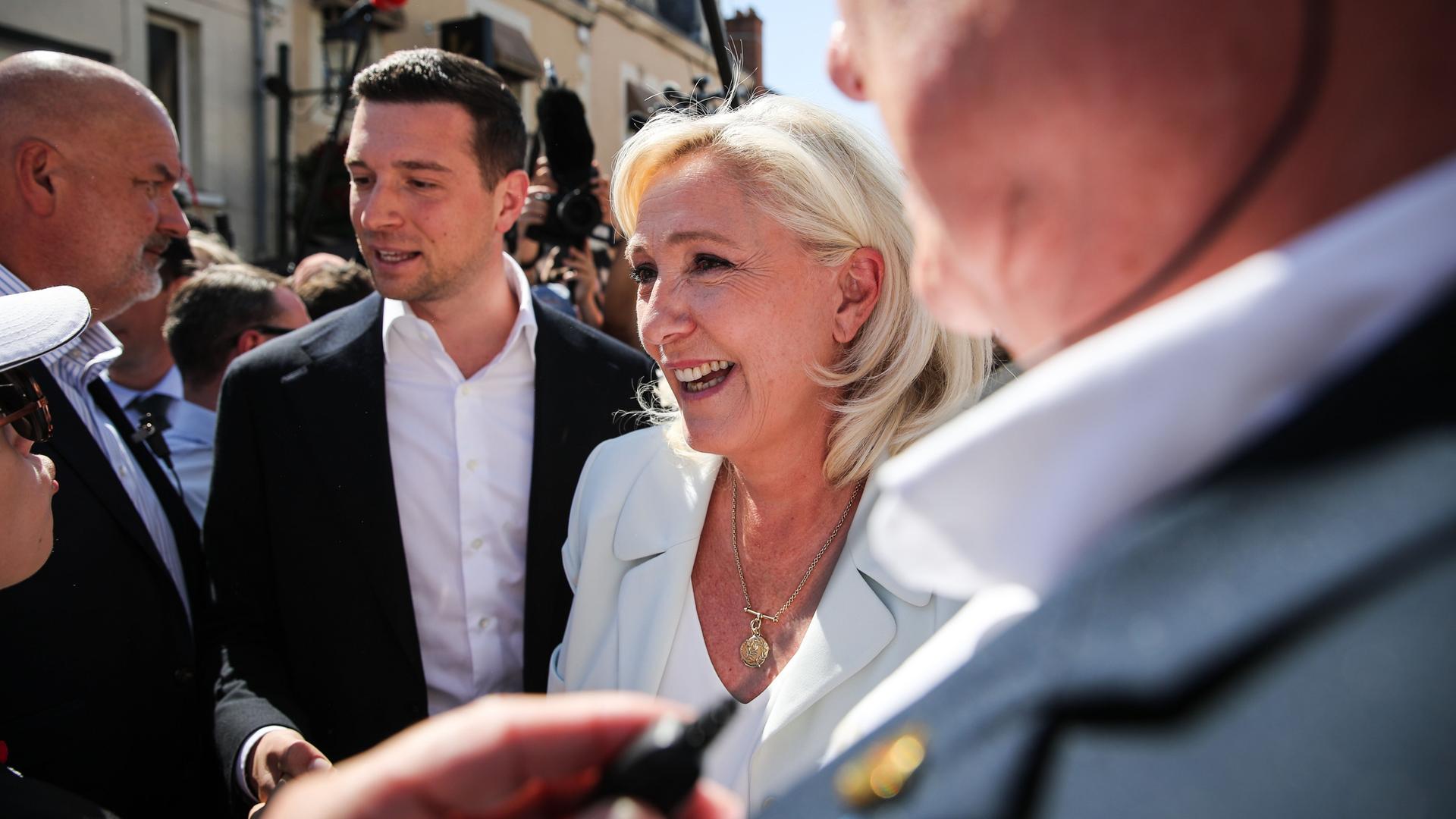 Die französische Politiker Marine Le Pen und Jordan Bardella in einer Menschenmenge.