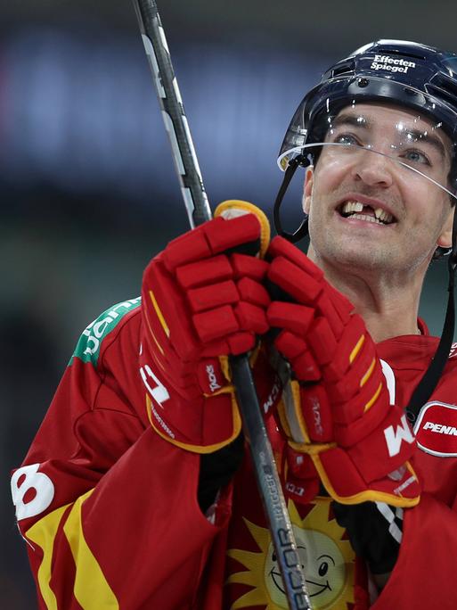 Der Eishockeyspieler Kenny Agostino von der Düsseldorfer EG mit Zahnlücke 