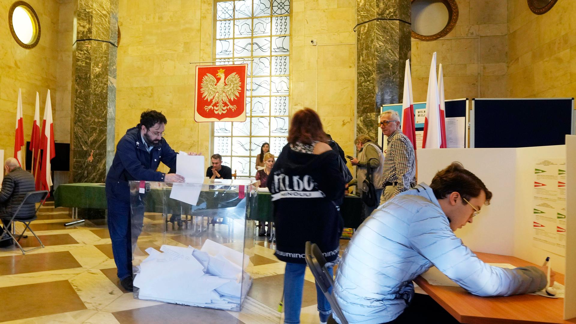 Menschen geben ihre Stimmen während der Kommunalwahlen in Polen ab.