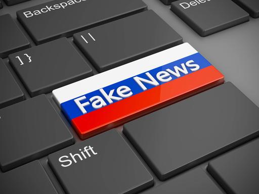 Auf dem Bild wird ein kleiner Teil einer Tastatur gezeigt, auf einer Taste steht Fake News, die Tast ist zudem mit den Farben der russischen Flagge versehen.