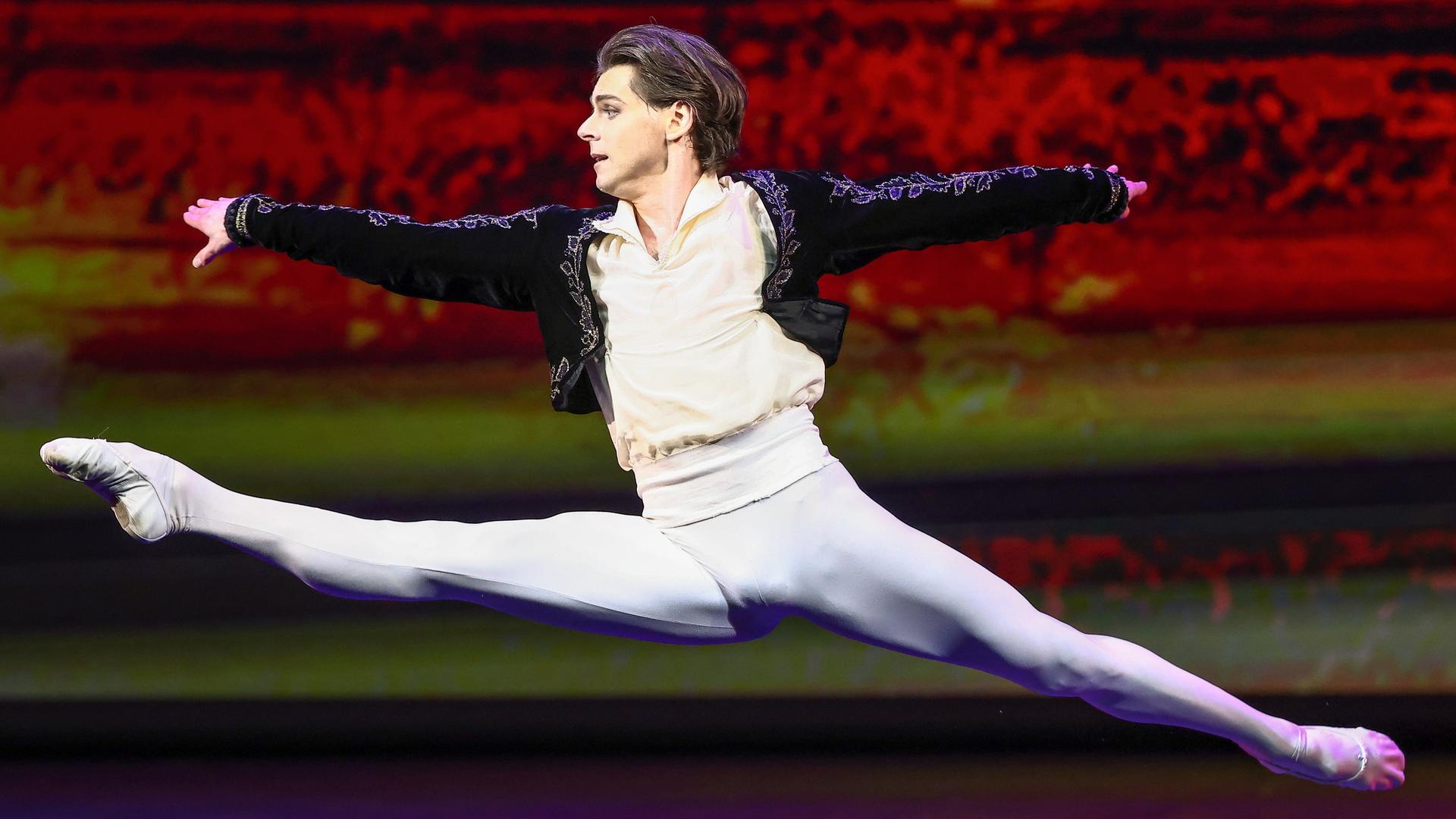 Der russische Balletttänzer Vladimir Shklyarov in Aktion auf der Bühne. Er springt in die Luft.