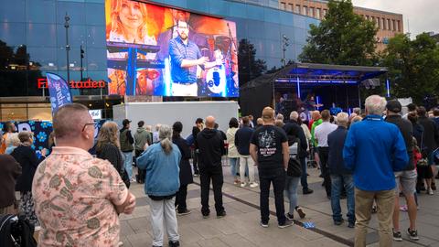 Zahlreiche Menschen hören im August 2022 dem Parteivorsitzenden der Schwedendemokraten, Jimmie Åkesson, während einer Wahlkampfveranstaltung zu.