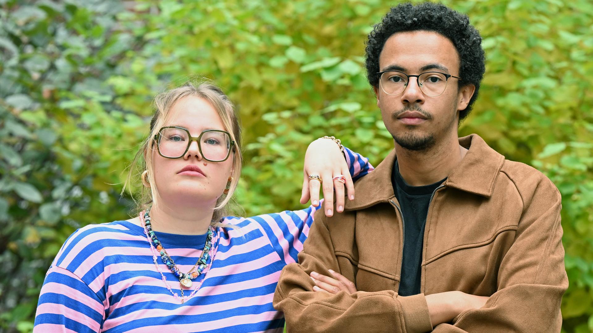 Henriette Held und Luis Bobga, die neue Doppelspitze der Grünen Jugend, posieren für die Kamera