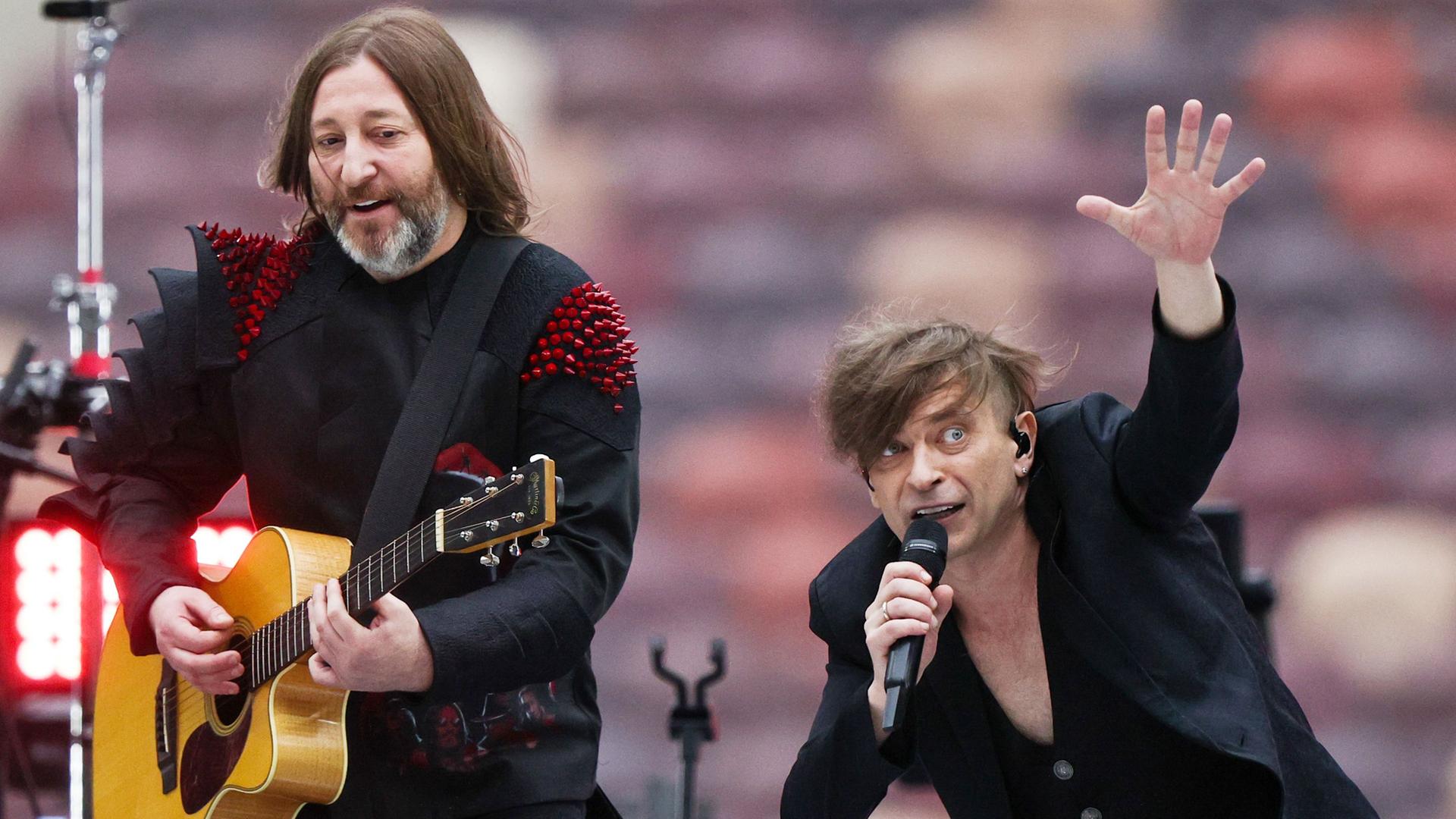 Die Musiker der Band Bi-2 (von links: Alexander Uman und Igor Bortnik) bei einem Konzern in einem Stadion in Moskau.