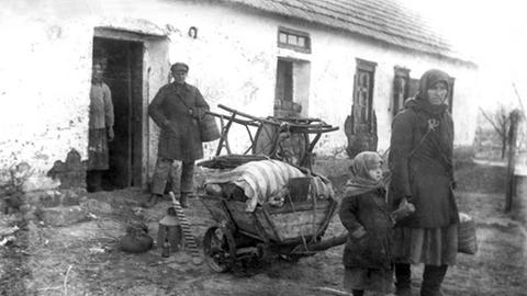 Der Holodomor war eine von Menschen verursachte Hungersnot in der Ukrainischen Sozialistischen Sowjetrepublik in den Jahren 1932 und 1933, der schätzungsweise 2,5 bis 7,5 Millionen Ukrainer zum Opfer fielen.