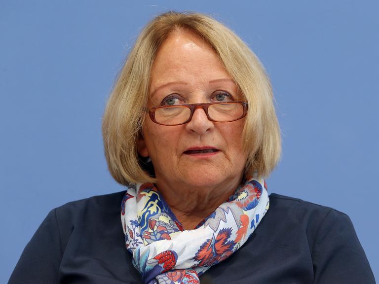 Die FDP-Politikerin Sabine Leutheuser-Schnarrenberger. Sie trägt Brille, eine dunkle Jacke und ein buntes Tuch. 