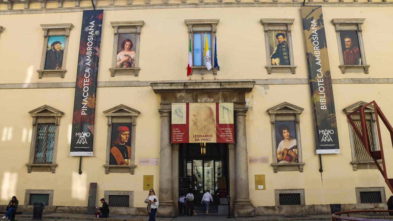 Außenansicht des Museums Pinacoteca Ambrosiana in Mailand, Italien.