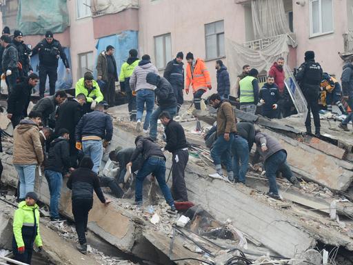 Menschen suchen nach einem Erdbeben in Diyarbakir in Trümmern nach Überlebenden.