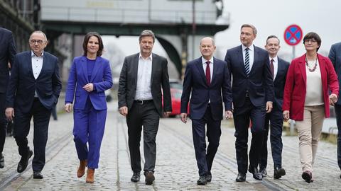 Die Spitzen von SPD, Grünen und FDP kommen zur Pressekonferenz in Berlin, um ihren gemeinsamen Koalitionsvertrag vorzustellen