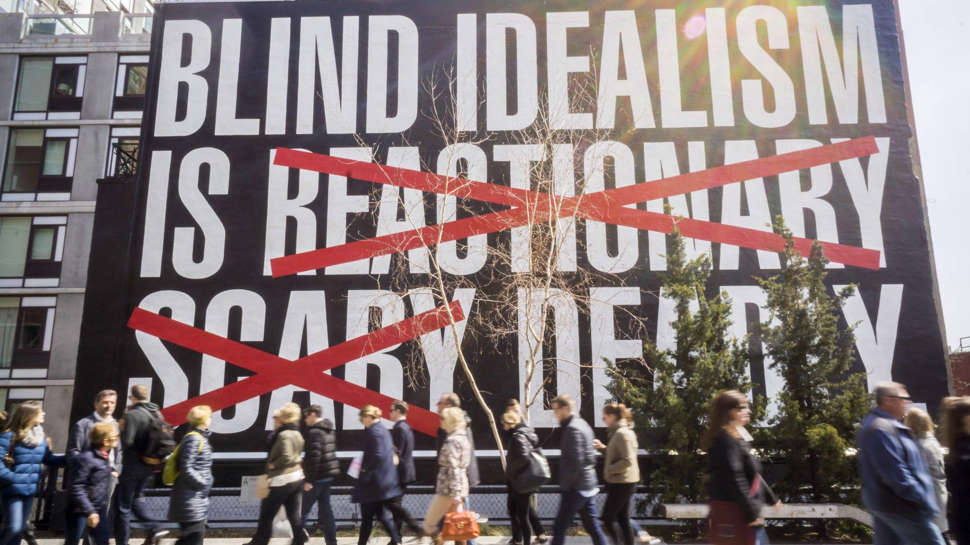 "BLIND IDEALISM IS REACTIONARY SCARY DEADLY", steht auf einem Plakat, das in New York hängt. Die New Yorker Künstlerin beruft sich auf ein Zitat des Psychiaters und Aktivisten Frantz Fanon. "BLIND IDEALISM IS REACTIONARY SCARY DEADLY", steht auf einem Plakat, das in New York hängt. Die New Yorker Künstlerin beruft sich auf ein Zitat des Psychiaters und Aktivisten Frantz Fanon.