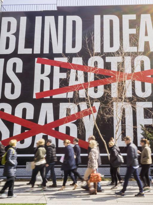 "BLIND IDEALISM IS REACTIONARY SCARY DEADLY", steht auf einem Plakat, das in New York hängt. Die New Yorker Künstlerin beruft sich auf ein Zitat des Psychiaters und Aktivisten Frantz Fanon. 