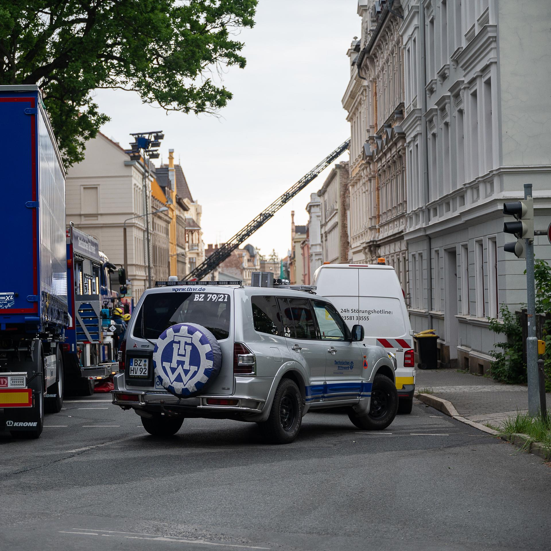 THW und Fahrzeuge versperren den Weg zum eingestürzten Haus in der Innenstadt von Görlitz.