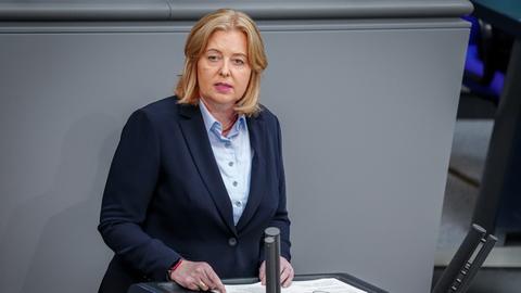 Bärbel Bas (SPD), Bundestagspräsidentin, spricht bei der Feierstunde zum 75. Jahrestag der konstituierenden Sitzung des Bundestages.