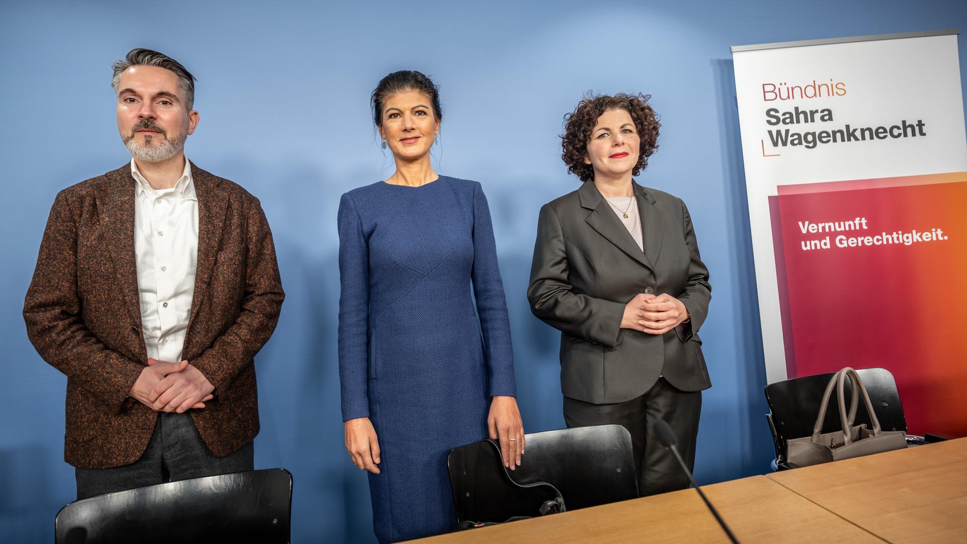 Sahra Wagenknecht (M.) nimmt zwischen Fabio De Masi (l) und Amira Mohamad Ali an einer Pressekonferenz zur Neuaufstellung des BSW teil. 