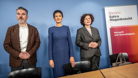 Sahra Wagenknecht (M, BSW Bündnis Sahra Wagenknecht), Bundesvorsitzende, nimmt zwischen Fabio De Masi (l) und Amira Mohamad Ali, Bundesvorsitzende, an einer Pressekonferenz zur Neuaufstellung des BSW teil. 