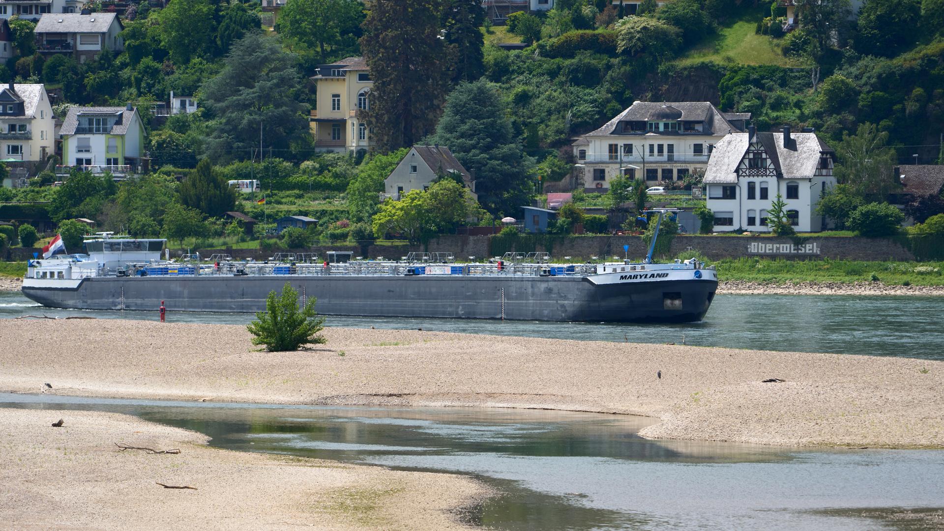 Ein Frachtschiff passiert eine Untiefe im Rhein bei Oberwesel. Ein Frachtschiff passiert eine Untiefe im Rhein bei Oberwesel.