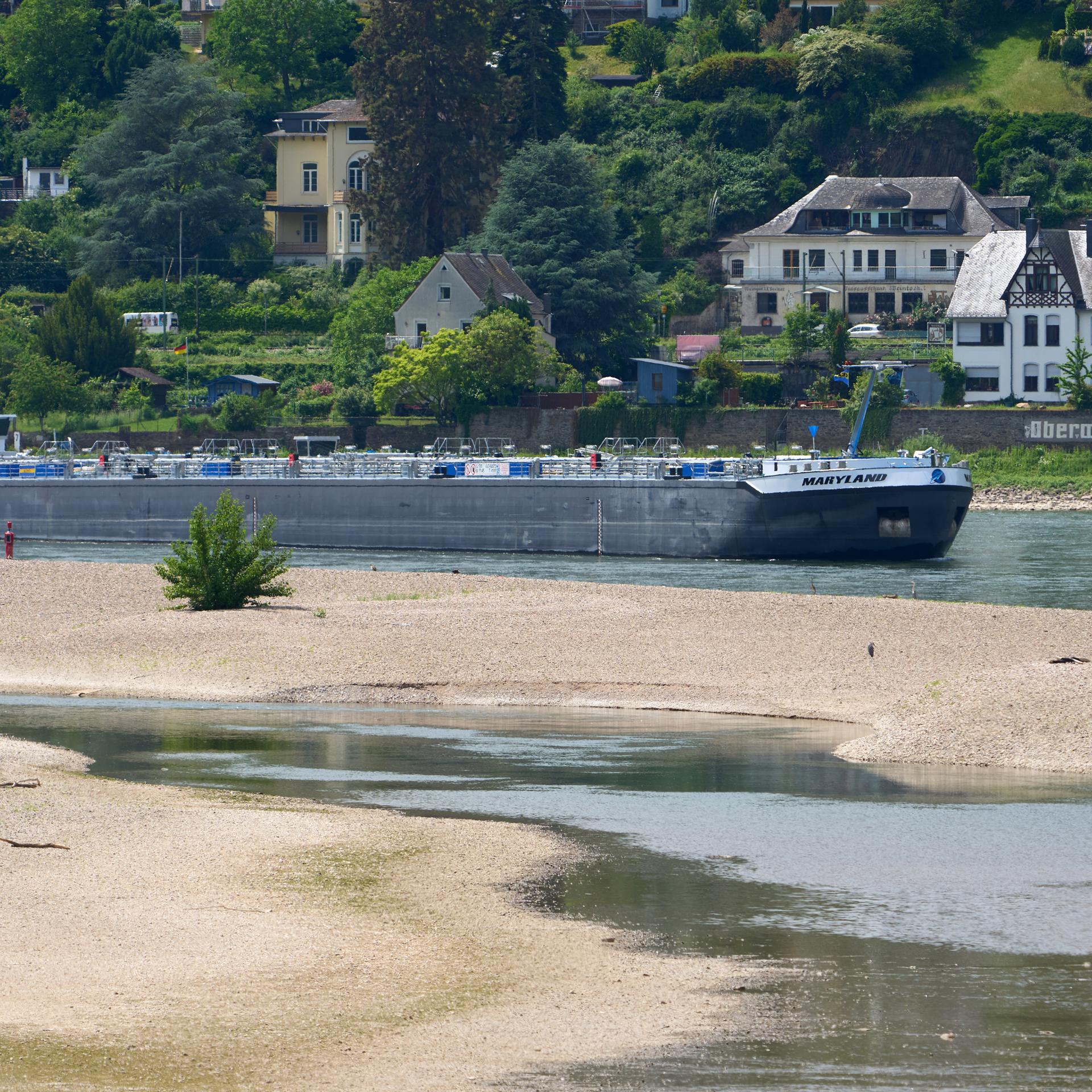 Ein Frachtschiff passiert eine Untiefe im Rhein bei Oberwesel.