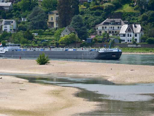 Ein Frachtschiff passiert eine Untiefe im Rhein bei Oberwesel.