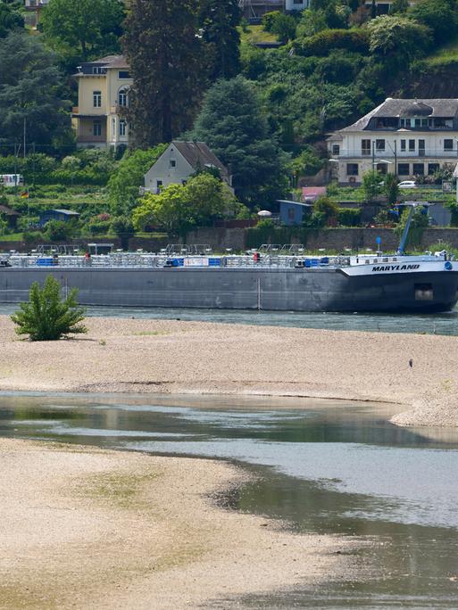 Ein Frachtschiff passiert eine Untiefe im Rhein bei Oberwesel.