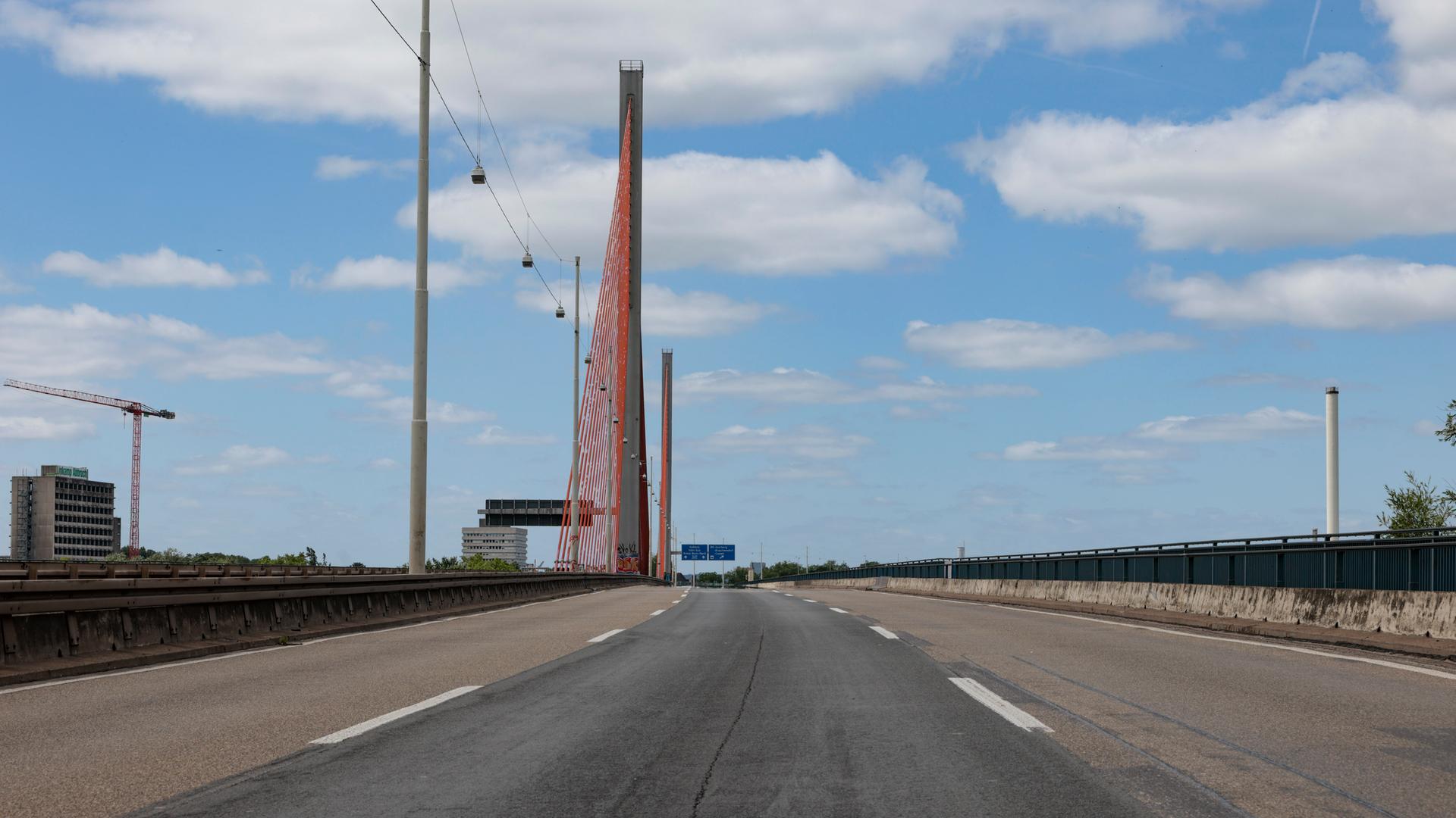Die gesperrte Friedrich-Ebert-Brücke, lokal als Nordbrücke bekannt, ist für den Auto-, Fuß- und Radverkehr gesperrt. Die gesperrte Friedrich-Ebert-Brücke, lokal als Nordbrücke bekannt, ist für den Auto-, Fuß- und Radverkehr gesperrt.
