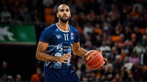Basketballer Akeem Vargas dribbelt den Ball.