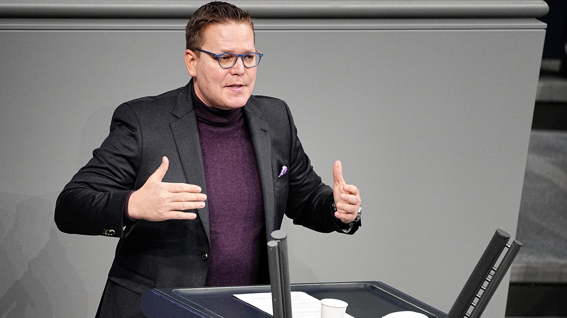 Tino Sorge (CDU), Mitglied des Deutschen Bundestages, spricht während der dreitägigen Debatte über die Politik der Ampel-Koalition im Parlament.