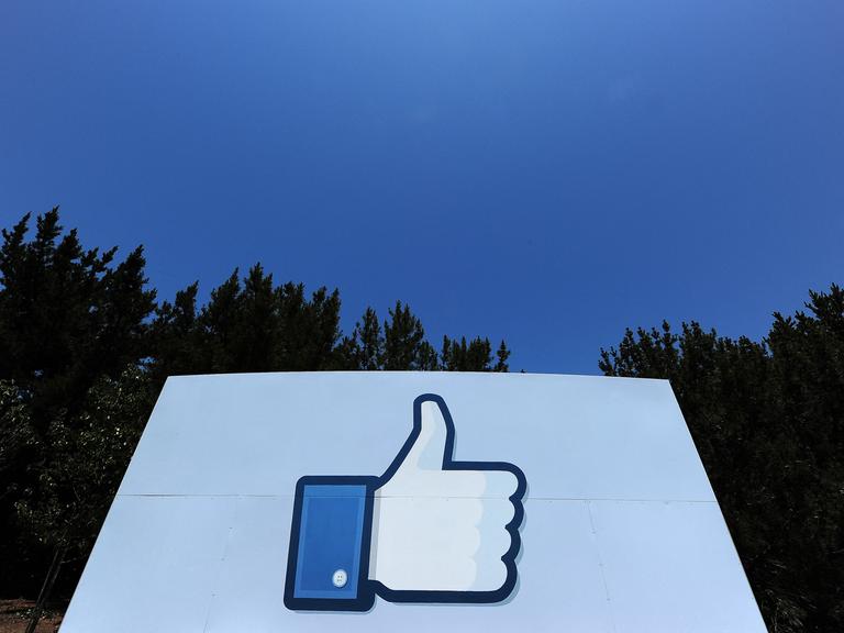 Am Eingang zum Meta-Hauptquartier in Menlo Park prangt noch das alte Facebook-Icon, der nach oben gereckte Like-Daumen auf hellblauem Grund.