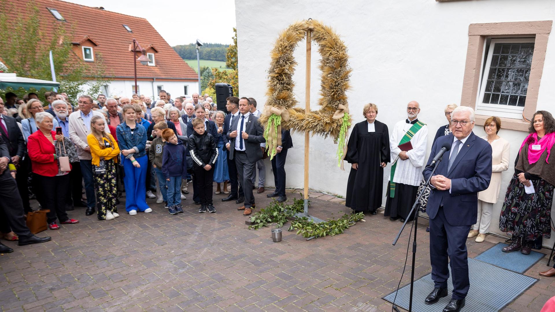 Frank-Walter Steinmeier, Bundespräsident der Bundesrepublik Deutschland, spricht bei der Übergabe einer Erntekrone an den Bundespräsidenten durch den Deutschen Landfrauenverband und den Deutschen Bauernverband. Frank-Walter Steinmeier, Bundespräsident der Bundesrepublik Deutschland, spricht bei der Übergabe einer Erntekrone an den Bundespräsidenten durch den Deutschen Landfrauenverband und den Deutschen Bauernverband.