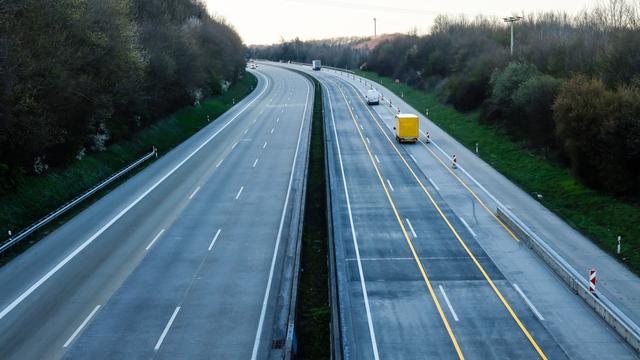 Blick auf eine leere Autobahn von oben, einzig ein DHL-Fahrzeug und zwei weitere Transporter sind zu sehen