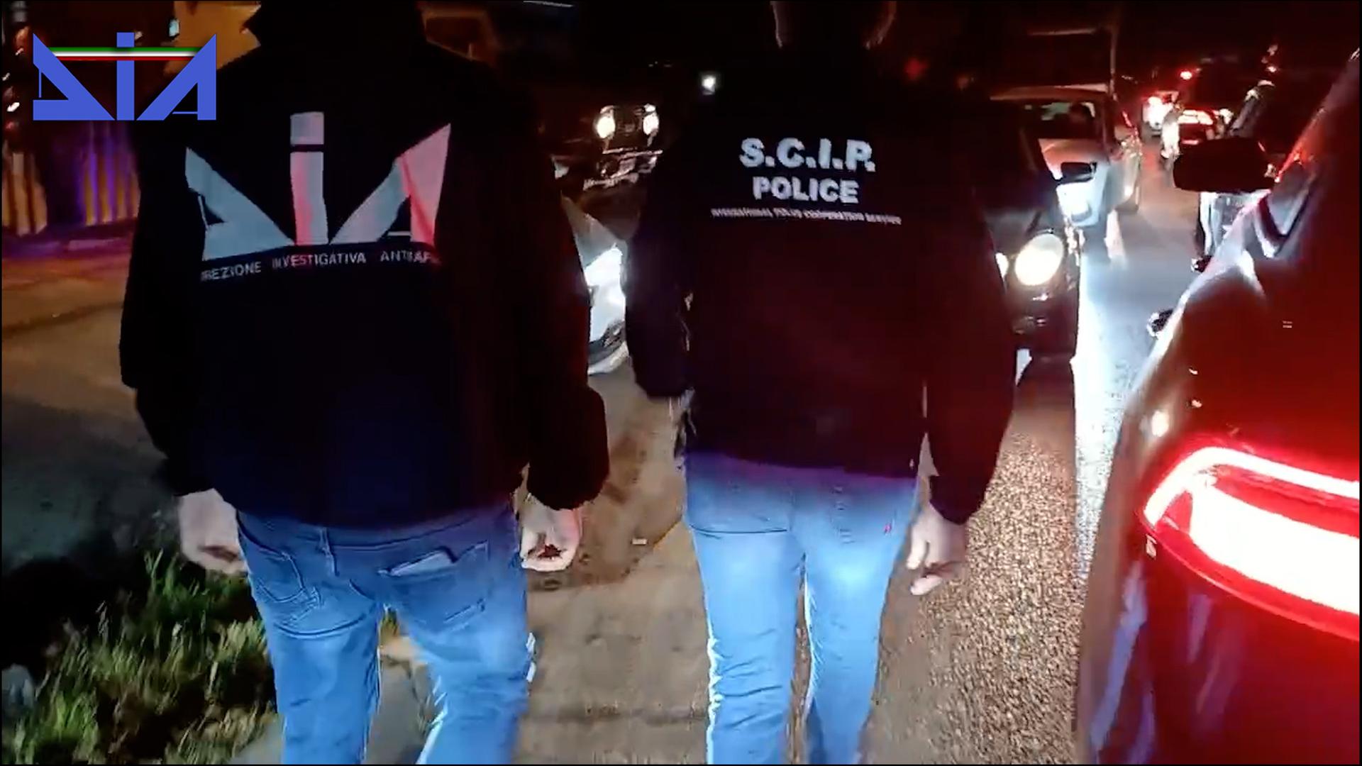 Italien, Reggio Calabria: Polizisten bei einer Razzia gegen Maffia-Clans. Italien, Reggio Calabria: Polizisten bei einer Razzia gegen Maffia-Clans.