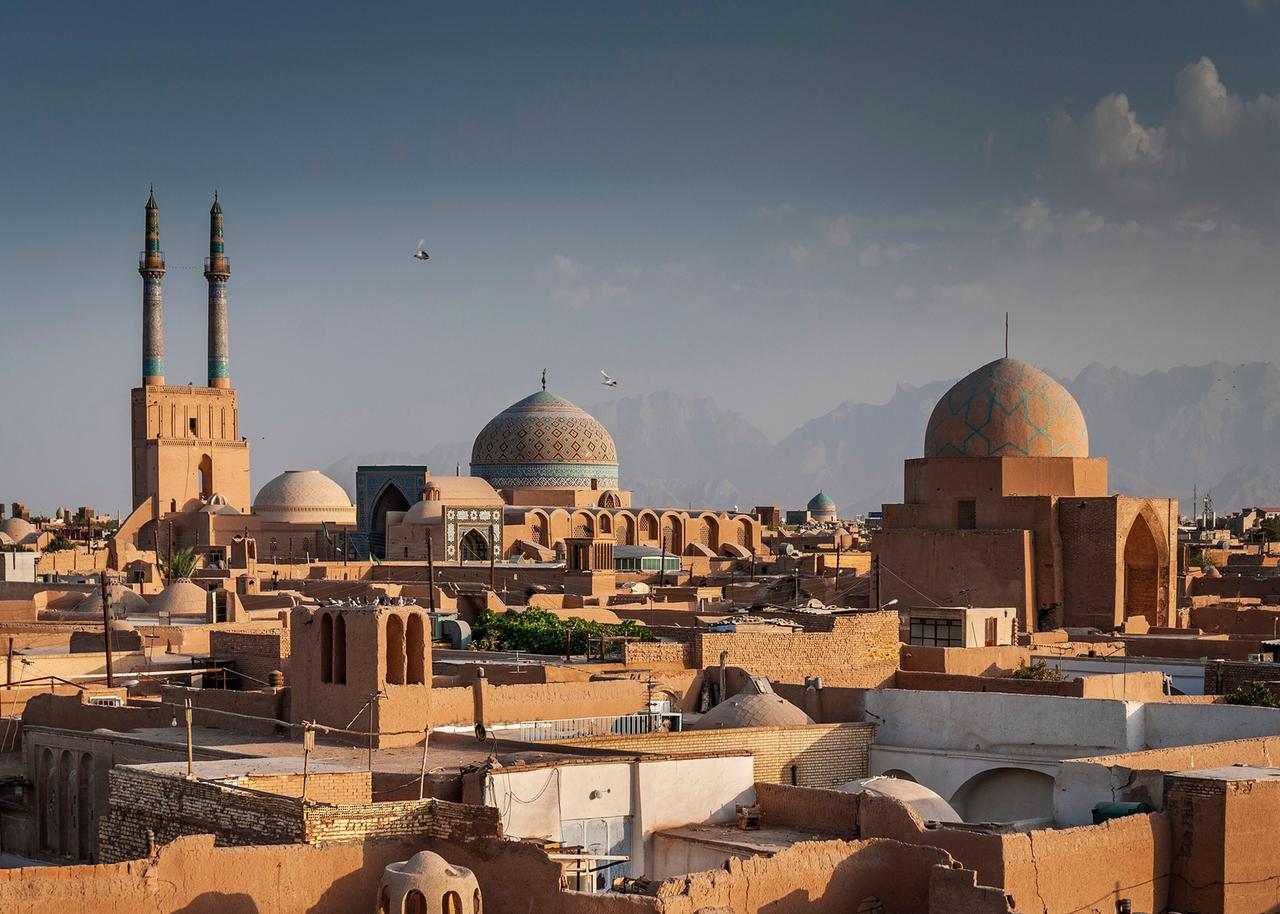 Blick auf die sonnenbeschienen Dächer und Moscheen einer Stadt