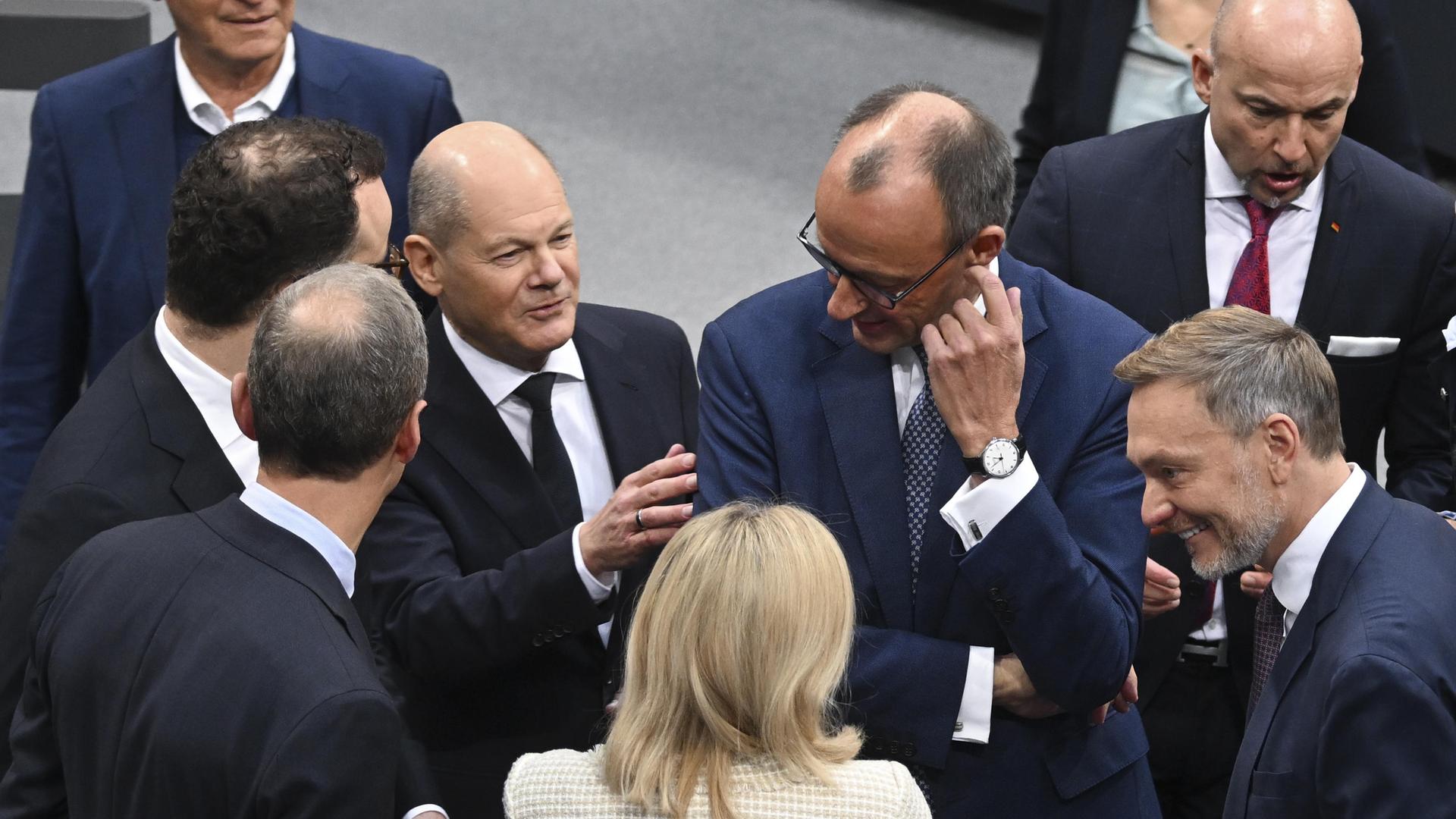 Bundeskanzler Olaf Scholz (2. von links), CDU-Chef Friedrich Merz (2. von rechts) und FDP-Chef Christian Lindner (ganz rechts) bei einem Gespräch im Bundestag.