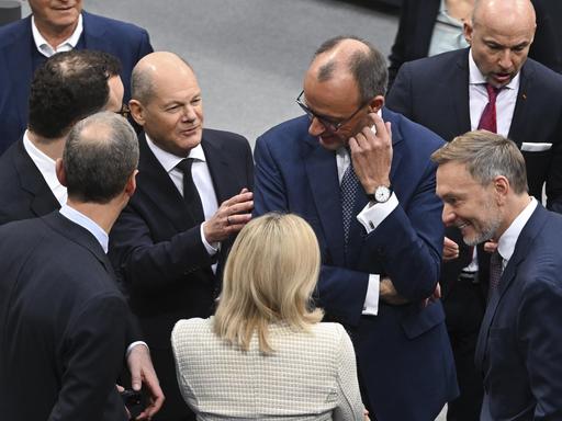 Bundeskanzler Olaf Scholz (2. von links), CDU-Chef Friedrich Merz (2. von rechts) und FDP-Chef Christian Lindner (ganz rechts) bei einem Gespräch im Bundestag.