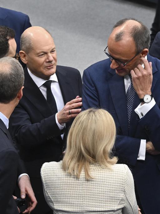 Bundeskanzler Olaf Scholz (2. von links), CDU-Chef Friedrich Merz (2. von rechts) und FDP-Chef Christian Lindner (ganz rechts) bei einem Gespräch im Bundestag.