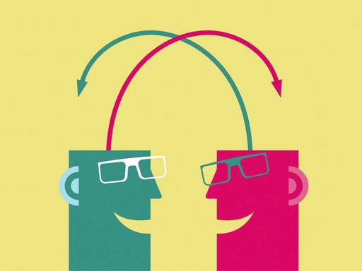 Illustration zweier Gesichter (grün und pink) mit Brille vor gelbem Hintergrund. Aus den Köpfen kommen Pfeile in zwei Farben.