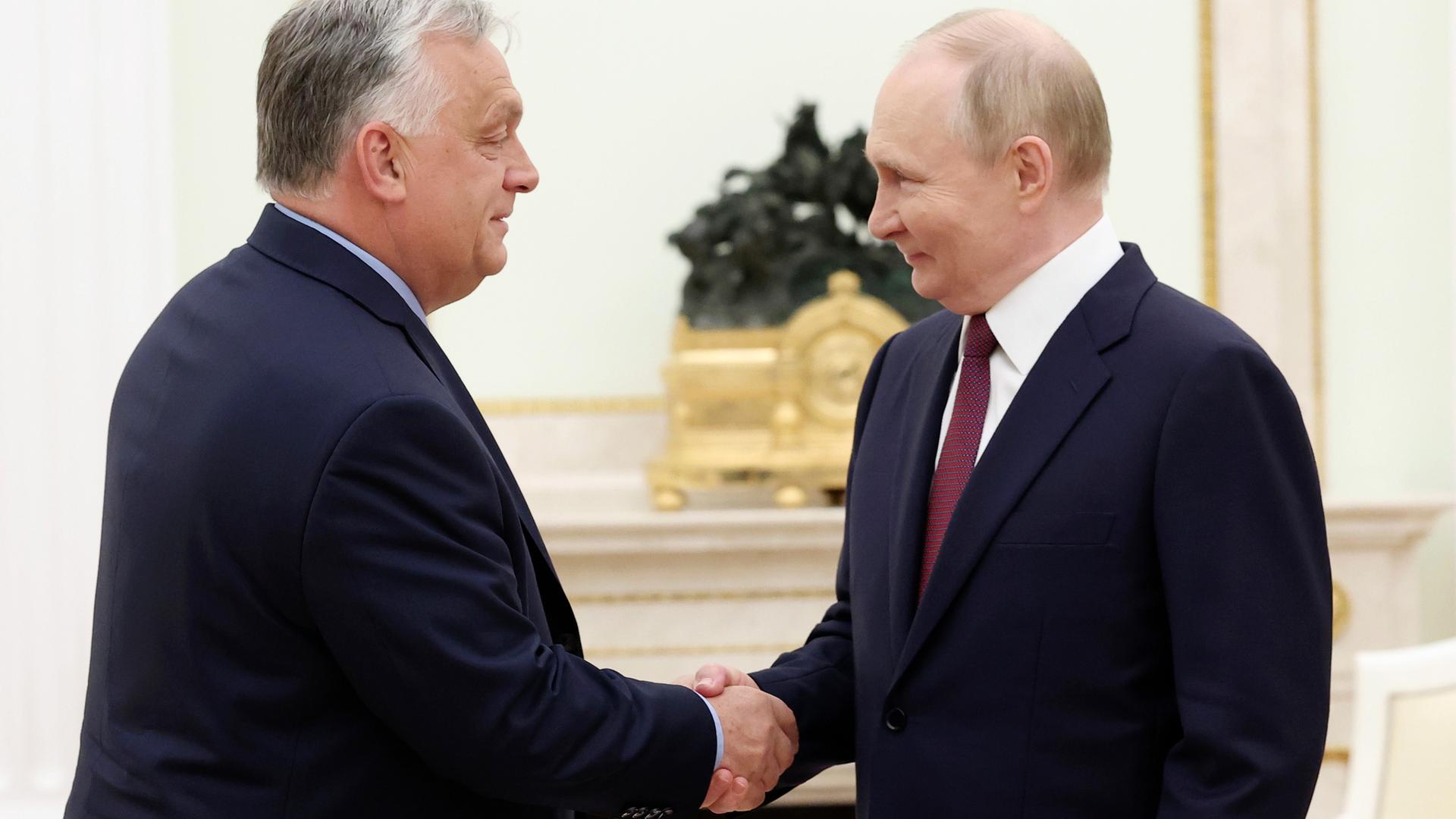 Viktor Orban und Wladimir Putin schütteln Hände