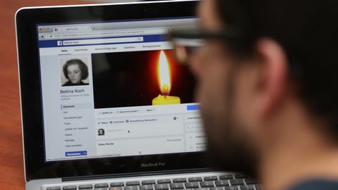 Ein Mann versetzt das Facebook-Profil einer Verstorbenen in den Gedenkzustand