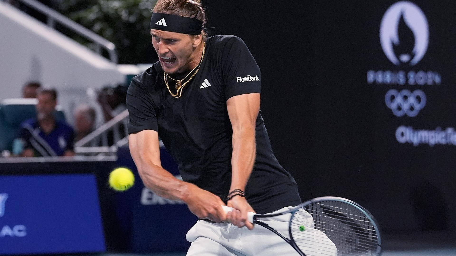 Alexander Zverev schlägt eine Rückhand.