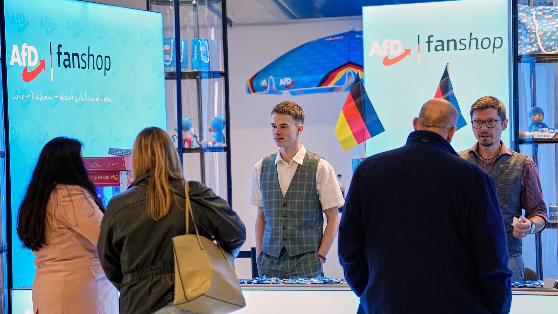 Teilnehmer der Neugründungveranstaltung der AfD-Jugendorganisation als "Generation Deutschland" vor einem Shop mit AfD-Fanartikeln.