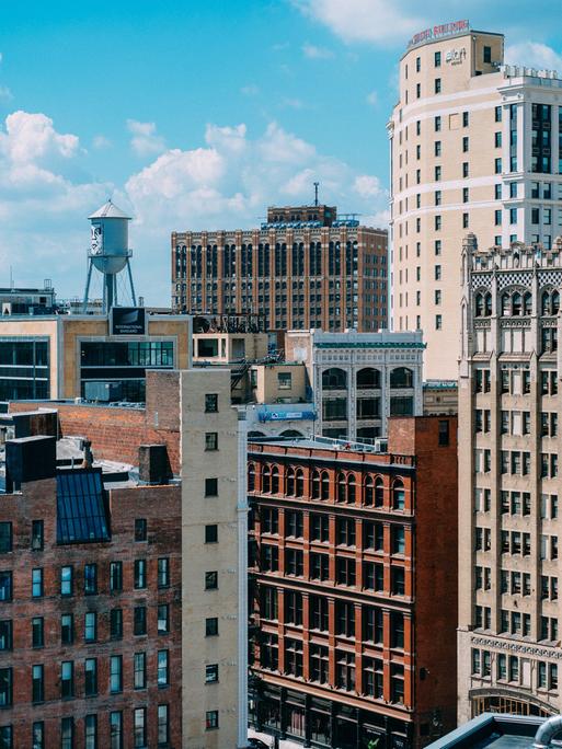 Blick auf dicht aneinander gereihte Häuser in Detroit