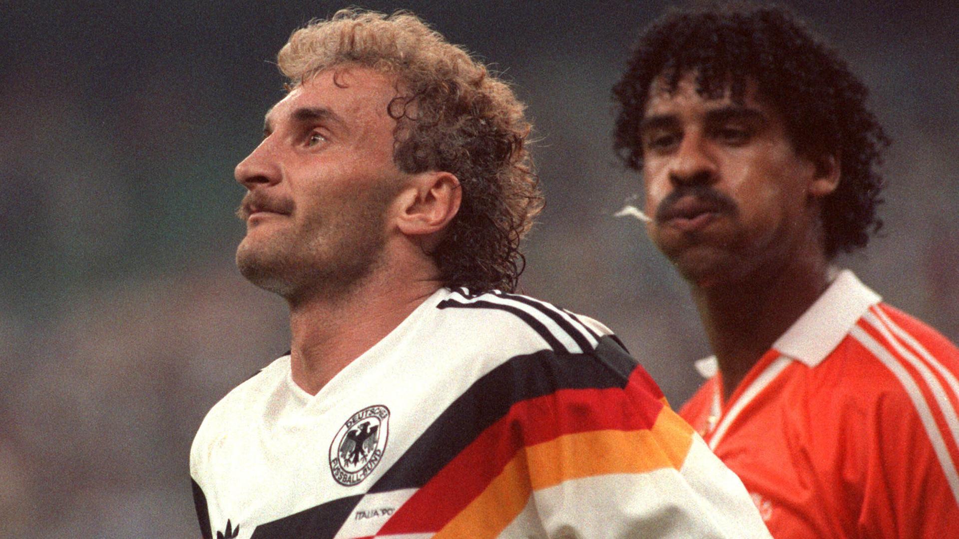 Die berühmteste Spuckattacke aller Zeiten: Bei der WM 1990 nimmt der Niederländer Frank Rijkaard, rechts, Rudi Völler aufs Korn.