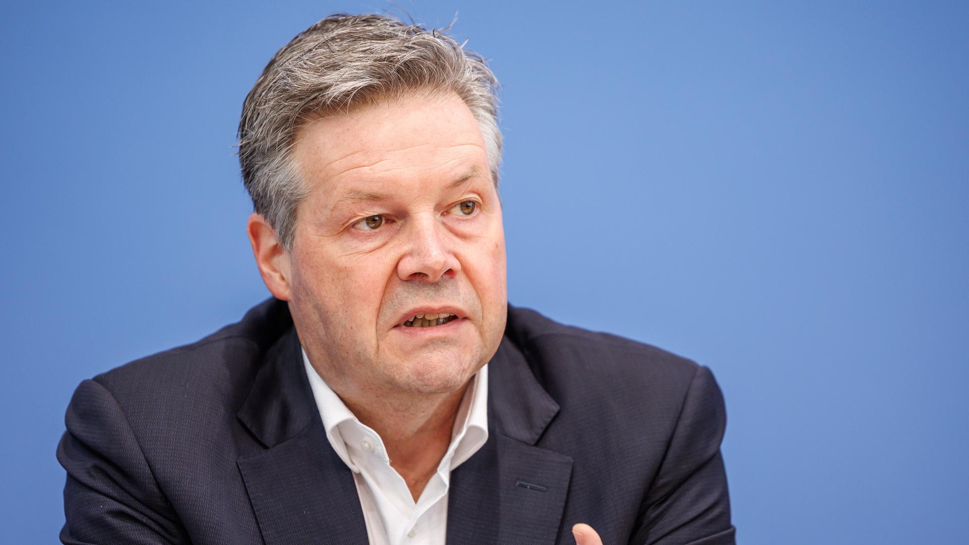 Dirk Rompf nimmt an der Vorstellung der neuen Bahn-Strategie teil. 