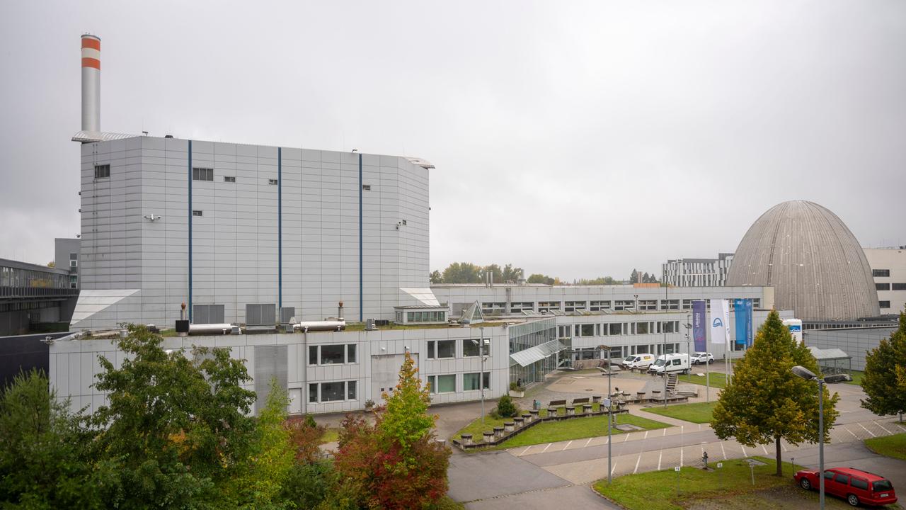 Der Forschungsreaktor München II (FRM II) auf dem Gelände der Technischen Universität München (TUM) unter bedecktem Himmel. 