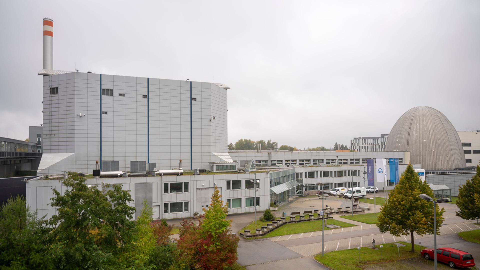 Der Forschungsreaktor München II (FRM II) auf dem Gelände der Technischen Universität München (TUM) unter bedecktem Himmel. 